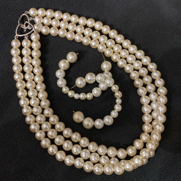 #5 - Vintage faux pearl 3 strand Choker with matching Hoop pierced Earrings - Picture 4 of 8